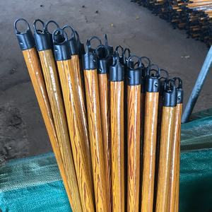 Mango de escoba de madera recubierta de PVC, palo de fregona, precio de fábrica, en Vietnam - Product Image 2