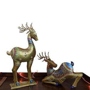 Juego de 2 Ciervos Sentados Pintados en Hierro de Alta Calidad, Decoración Tradicional para el Hogar, Estatuas de Hierro Hechas a Mano y Ecológicas - Product Image 1