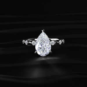 Anillo de compromiso de moissanita talla pera al por mayor, con tallo de oro macizo y diamantes espaciados, colección de joyería nupcial moderna para tiendas minoristas - Product Image 1