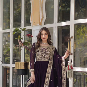 Ensemble Zari Anarkali avec Dupatta - 2 pièces : Robe Zari à broderie effet fleuri et sequins, et Dupatta brodée de sequins - Product Image 1