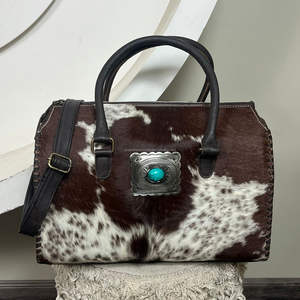 Bolsa de Viaje de Cuero Vacuno Hecha a Mano de Estilo Premium con Detalle de Concho Turquesa y Asa Superior - Product Image 4