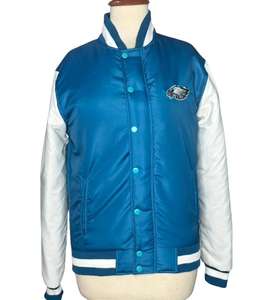 C'est une veste bomber universitaire Aeropostale Philadelphia Eagles en bleu et blanc. - Product Image 4