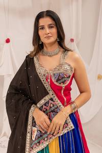 Ensemble Lehenga Choli brodé à blocs de couleur, longueur ras du sol, séchage rapide, en mélange de coton, tenue indienne pour fêtes, mariages et festivals Navratri - Product Image 2