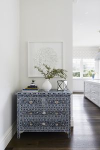 Buffet contemporain bleu avec incrustations en os, tiroirs de rangement, détails en agate, commode en bois à trois niveaux pour salon - Product Image 3