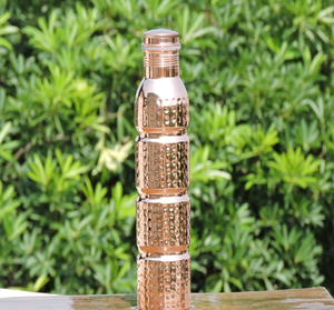 Juego de botella y vaso de cobre, altos y delgados, con grabado decorativo en la banda central. Disponible a precios de mayorista. - Product Image 2