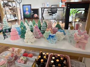 Bougie parfumée en cire de soja naturelle, senteur sapin de Noël, du Vietnam, pour la décoration saisonnière, les cadeaux, les tables, les fêtes et les événements - Product Image 6