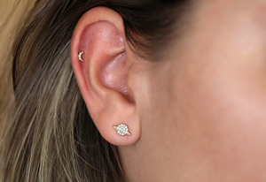 Boucles d'oreilles en or blanc 14 carats avec diamants de laboratoire taille ronde - Product Image 2