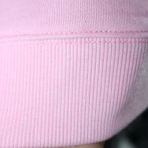 Sudadera IOWA NURSING PINK con cuello alto, 100% BLANCA, con apliques bordados, cuello ancho, hilos finos. - Product Image 5