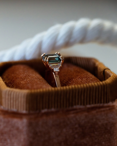 Anillo de Compromiso de Moissanita con Corte Esmeralda Azul Estrellado 3.00, Anillo de Moissanita de Oro Rosa de 14K con 4 Puntas Dobles - Product Image 4