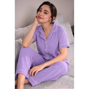 Ensemble de pyjama pour femme, violet, manches courtes, coupe classique, 100% coton popeline, pantalon long, col rabattu, fermeture boutonnée - Product Image 6