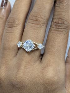 Bague de fiançailles solitaire à trois pierres en moissanite taille Asscher 2 carats, bijoux minimalistes en diamant pour femme en or jaune massif 14 carats - Product Image 5