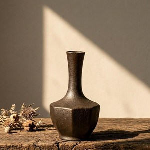 Vase décoratif en porcelaine rustique émaillée au fer, style Wabi-sabi antique, finition bronze métallique craquelée, texture rayée, par UO - Product Image 4