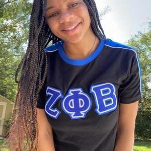 เสื้อยืด Zeta Phi Beta สีดำพรีเมียม ปักลายตัวอักษรกรีกสีน้ำเงิน เสื้อยืดผู้หญิง ผ้าเนื้อนุ่ม สวมใส่สบาย ทันสมัย - Product Image 2