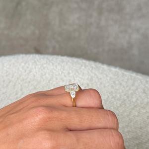 Anillo de Compromiso con Diamante Cultivado en Laboratorio de 3.5 Quilates, Corte Esmeralda, Tres Piedras, Forma de Pera en la Mitad del Lateral, Oro Amarillo de 14k, Anillo de Aniversario - Product Image 2