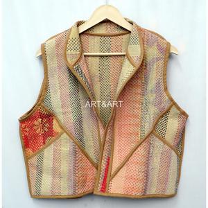 Nouveauté ART&ART - Gilet court élégant pour femme, en coton tricoté à la main, patchwork indien multicolore, style Kantha vintage, col en V - Product Image 6