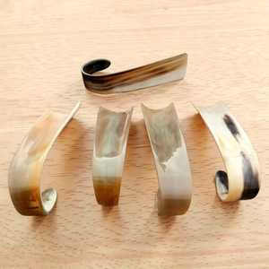 Cuchara para zapatos hecha a mano de cuerno natural con curva trasera, elegante ayuda para poner zapatos al mejor precio - Product Image 1