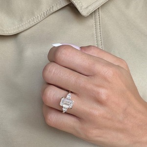 Anillo de Compromiso con Diamante Cultivado en Laboratorio de Corte Marquesa de 3.5 Quilates, Tres Piedras, Certificado IGI, Chapado en Oro Amarillo de 14k - Product Image 5
