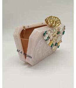 Pochette rigide en plastique blanc avec fermoir lotus doré et perles, étanche jusqu'à 1L, pour femme, idéale pour mariage - Product Image 4