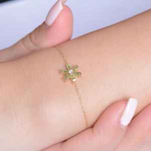 Bracelet flocon de neige péridot, chaîne délicate, bijoux d'hiver, argent sterling 925, plaqué or 14 carats, cadeau pour elle - Product Image 5