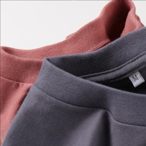 T-shirt pour homme 100 % coton à col rond et manches courtes, coupe classique, avec broderie et sérigraphie en relief, par un fabricant de vêtements sur mesure - Product Image 2