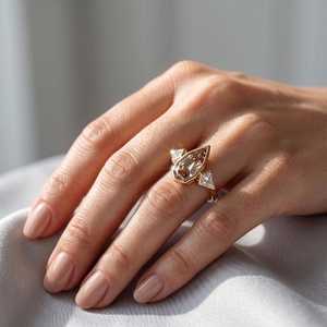 Bague à trois pierres en diamant taille cerf-volant 2,01 carats au design unique, en or massif 14 carats cultivé en laboratoire, cadeau idéal pour les amoureux, pour mariage ou soirée. - Product Image 2