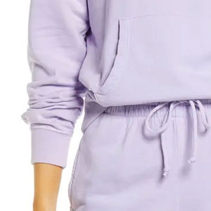 Sudadera con capucha para mujer, de tela suave al tacto, con un detalle minimalista de logotipo, acabado liso, ideal para uso casual y de temporada. - Product Image 5