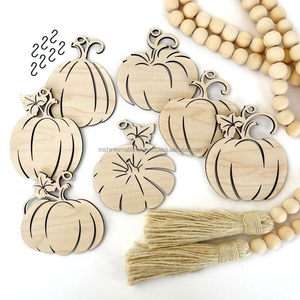 Feuilles de bois de citrouille ornement sur socle en bois de manguier couleur argent arbre de vie conception pour noël - Product Image 2