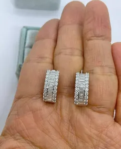 Pendientes de Aro con Diamantes Simulados de Corte Baguette de 2.30Ct, Chapados en Oro Blanco de 14K - Product Image 3
