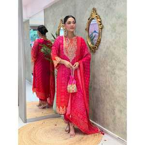 Impresionante Conjunto Elegante de Top, Pantalón y Dupatta de Tela Satinada para Fiesta - Product Image 2