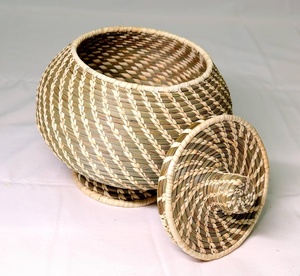 Panier en herbe tressé à la main avec garniture et poignée festives, écologique et élégant pour le rangement - Product Image 1