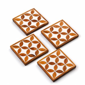 Posavasos rústicos de madera esmaltada con diseños inspirados en la naturaleza para cocinas, comedores y mesas de café de estilo rústico. - Product Image 4