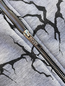 Sudadera con capucha casual de corte regular con estampado gráfico gótico personalizado, forro polar, estilo urbano, con cremallera, ajuste holgado, proveedor OEM ODM - Product Image 6