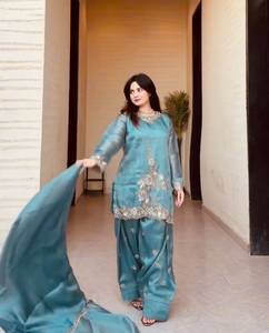 Ensemble prêt-à-porter en soie GMY brodé de fils de codage de designer, avec bas et dupatta de style Farshi, entièrement cousu - Product Image 2