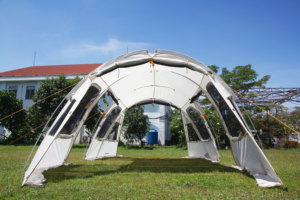 Tente tunnel OBERON, grand espace, installation facile, 4-5 personnes, montage rapide, bâche imperméable noire, grande fenêtre en maille, ventilation optimisée. - Product Image 3