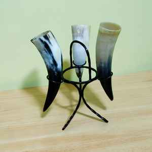 Juego de 3 cuernos para beber estilo vikingo con soporte de hierro, artículos de bebida de estilo medieval a precio económico - Product Image 2