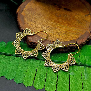 Pendientes de Aro Hechos a Mano con Filigrana de Girasol Dorado, Joyería Étnica Boho Tribal para Mujer - Product Image 2