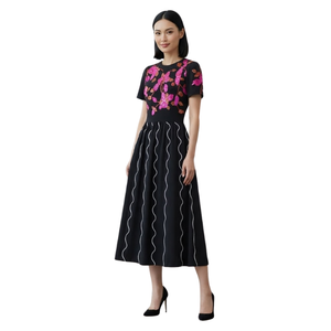 Vestido Midi Negro con Bordado Floral, Manga Corta, Corte en A, Casual, Tejido, Cintura Natural, Cuello Redondo, Corte Regular para Mujer - Product Image 4