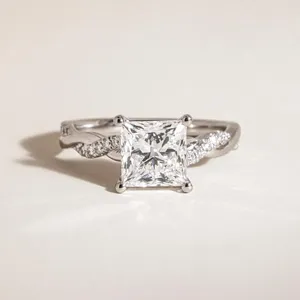 Anillo de compromiso de oro blanco macizo con corte princesa, anillo solitario de diamante con diseño de vid retorcida, banda infinita de oro blanco, anillo nupcial delicado - Product Image 2