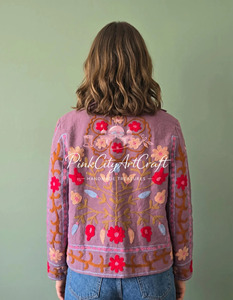 Veste matelassée en coton mauve respirante et écologique, brodée à la main, style floral vintage Suzani, manches longues, hiver - Product Image 1