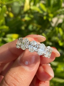 แหวนเพชรทรงรีเงินแท้ 925 ดีไซน์หรูหรา ประดับเพชรแบบ Eternity Band ตัวเรือนแบบ Prong Setting เหมาะสำหรับเป็นเครื่องประดับหมั้นแบบคลาสสิก - Product Image 2