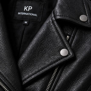 Chaqueta de Motociclista de Cuero PU Negra para Mujer KP INTERNATIONAL, Cierre de Cremallera, Cuello Alto, Estilo Otoñal - Product Image 3