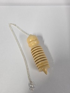 Pendule en bois de rose égyptien Karnak fait main pour la radiesthésie - Métaphysique, Nouvelle Ère, Prix raisonnable chez Amayra Crystals - Product Image 4