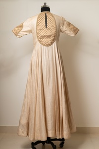 Vestido Largo de Lujo para Mujer, de Seda Dorada, Corte Ajustado y Evase, con Paneles Estructurados, Elegante Vestido Maxi para Fiesta o Noche - Product Image 2