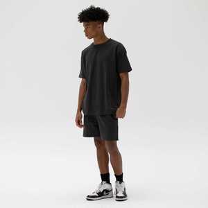 T-shirt minimaliste surdimensionné en tissu doux de qualité supérieure et coupe décontractée, conçu pour un look streetwear moderne. - Product Image 3