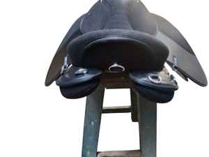 ชุดอานม้ากระโดดสังเคราะห์สีดำขนาด 14 นิ้วแบบปรับแต่งได้ พร้อมอุปกรณ์เสริม เช่น ที่วางเท้า สายรัดเอว และบังเหียน |   มีทุกขนาดให้เลือก | - Product Image 2