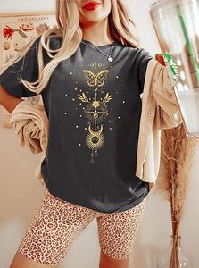 T-shirt à manches courtes décontracté pour femme avec imprimé graphique de gouttes de peinture et graffiti artistique - Product Image 3