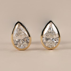 Boucles d'oreilles clous populaires en or massif 14 carats avec diamants de laboratoire taille poire de 2,01 carats chacun pour femme, cadeau de mariage ou de fête pour la mariée - Product Image 1