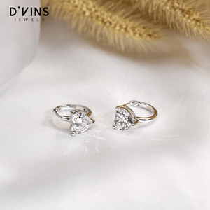 Pendientes de Diamantes Cultivados en Laboratorio con Forma de Corazón Personalizados de 18K de D'vins Jewels, Color Oro Sólido D Fancy Light - Product Image 5