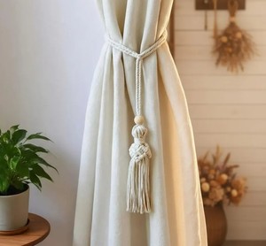 Sujetador de Cortina de Macramé Bohemio – Cuerda de Algodón Natural y Cuentas de Madera – Decoración Blanca para Ventanas – Decoración Nórdica para Sala de Estar - Product Image 1