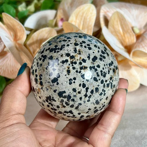 Sphère en Jaspe Dalmatien Poli et Gravé, Boule de Cristal Naturel, Image en Cristal, Décoration d'Intérieur, Feng Shui, Pièce d'Art de Collection - Product Image 3